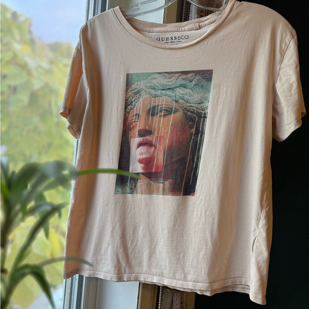 Guess graphic statue print tee – size M